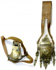 Militaria Sonstige militär. Gegenstände
2 orientalische Pulver-Kartuschen, Messing am Lederband, bzw. Koppelriemen. 9 X 5,5 X 2,4 cm; 5 X 4 X 2,5 cm...