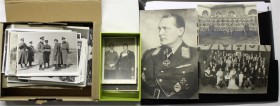 Militaria Lots
DRITTES REICH: Konvolut von über 400 Fotografien, Bildkarten, Postkarten etc. aus der Zeit. Überwiegend Portraitaufnahmen, darunter hö...