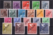 Briefmarken Deutschland Berlin 1948-1990
Schwarzaufdruck, kompletter Satz 1948. Alle geprüft Schlegel. Michel 360,- Euro.
**, Pracht