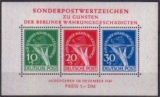 Briefmarken Deutschland Berlin 1948-1990
Währungsgeschädigten-Block 1949 mit der neu entdeckten Abart bei 10 Pf, "grüner Punkt rechts am Handgelenk"....