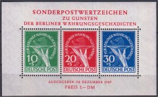 Briefmarken Deutschland Berlin 1948-1990
Währungsgeschädigten-Block 1949 mit der neu entdeckten Abart bei 10 Pf, "grüner Punkt rechts am Handgelenk"....