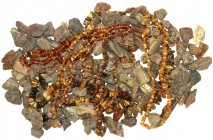 Varia Bernstein
Großer Posten Rohbernstein (ca. 2 Kilo) Stücke von ca. 25 bis 80 mm. Dazu: 5 Bernsteinketten, zusammen ca. 580 g