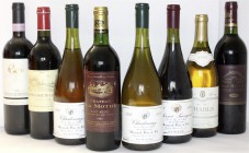 Varia Genußmittel
8 Flaschen französische und italienische Weine: Mesnard Père & Fils: Chardonnay 1988 (2); Cabernet Sauvignon, 1988; Châteaux La Mot...