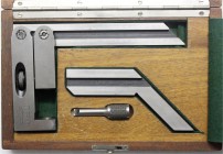 Varia Historische Werkzeuge und Hilfsmittel
Schwedischer Industrie-Winkelmesser GEMO, Stockholm. Im Holzkasten mit Tabelle. 25,5 X 16,3 X 4 cm