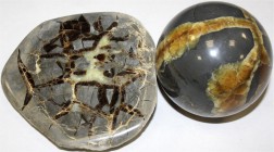 Varia Mineralien und Fossilien
2 Stück: Septariekugel und Septariescheibe. Beide poliert. Durchm. 8 cm und 13,5 cm; 1096 und 635 g