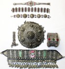 Varia Silber Afghanistan
Konvolut afghanischer Brautschmuck: Armreif, 4 Armbänder, filigran besetzter Kopfschmuck, sowie (ggf. versilberter) Stirnsch...