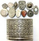 Varia Silber Afghanistan
Konvolut von 12 Teilen: filigranes Silberbehältnis mit Holzboden, sowie 11 Schmuckdosen, (teils mit Niellotechnik, eine mit ...