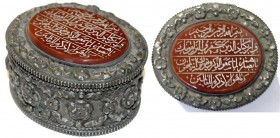Varia Silber Afghanistan
Ovale Schmuckdose mit Blumendekor und eingearbeitetem, ovalem Karneol mit 4-zeiliger arab. Inschrift. Dose 59 X 48 X 30 mm. ...