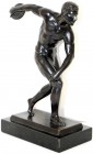 Varia Skulpturen und Plastiken
Bronzefigur eines Diskuswerfers. Auf Marmorsockel. Gesamthöhe 22 cm.
Sockelkante etwas bestoßen