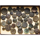 MACEDOINE, lot de 41 bronzes, dont: Akanthos, T. d'Athéna/A-K-A-N dans un carré (5), T. d'Athéna/A-K-A-N dans une roue (3); Olynthos, T. d'Apollon/Lyr...