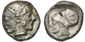 MYSIE, LAMPSAQUE, AR diobole, 500-450 av. J.-C. D/ T. fém. janiforme. R/ T. casquée d'Athéna à g. dans un carré creux. Sur le casque, roue à quatre ra...