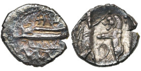PHENICIE, SIDON, Ba'alshillem II (401-366), AR 1/16 sheqel. D/ Galère à g. Double ligne de vagues, quatre crêtes visibles. Au-dessus, . R/ Le roi deb...
