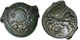 GAULE CELTIQUE, Aulerci Eburovices, AE bronze, 1er s. av. J.-C. D/ T. stylisée à g., le visage dans un cercle perlé, les cheveux figurés par des longu...