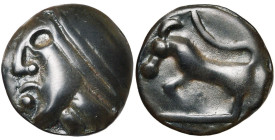 GAULE CELTIQUE, Sequani, AE potin, avant 52 av. J.-C. Type à la grosse tête au bandeau lisse. D/ T. à g., la lèvre inférieure figurée par un globule, ...