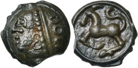 GAULE CELTIQUE, Sequani, AE potin, avant 52 av. J.-C. D/ T. à g., l'oreille marquée, bandeau à deux lignes dont l'une est perlée. Dans les cheveux, la...