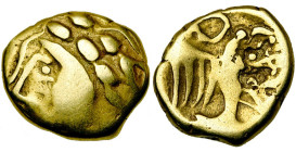 GAULE CELTIQUE, Carnutes, AV hémistatère. D/ T. à g., la chevelure formée de deux rangées de globules en forme de grains. Une ligne longeant le profil...