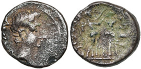 AUGUSTE (-27-14), AR quinaire, 25-23 av. J.-C., Emerita. D/ AVGVST T. nue à d. R/ P CARISI- LEG Victoire deb. à d., cour. un trophée, au pied duquel s...