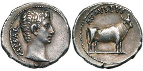 AUGUSTE (-27-14), AR denier, 21-20 av. J.-C., Samos. D/ CAESAR T. à d. R/ AVGVSTVS Jeune taureau à d. BMC 107, 662; RIC 475; Giard, B.N., 941-943. 3,8...