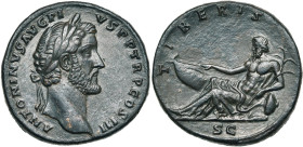 ANTONIN le Pieux (138-161), AE sesterce, 140-143, Rome. D/ ANTONINVS AVG PI-VS PP TR P COS III T. l. à d. R/ TIBERIS/ SC Le Tibre étendu à g., ten. un...