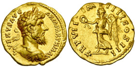 LUCIUS VERUS (161-169), AV aureus, 166-167, Rome. D/ L VERVS AVG- ARM PARTH MAX B. l., cuir. à d. R/ TR P VII· IMP IIII COS III Victoire marchant à g....