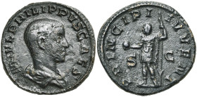 PHILIPPE II César (244-246), AE as, 244-246, Rome. D/ M IVL PHILIPPVS CAES B. dr. à d. R/ PRINCIPI IVVENT/ S-C Le prince deb. à g., ten. un globe et u...