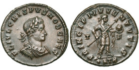 CRISPUS César (317-326), AE follis, 317, Trèves. D/ FL IVL CRISPVS NOB CAES B. l., dr., cuir. à d. R/ PRINCIPI IVVENTVTIS/ T-F/ ·ATR Le prince deb. à ...