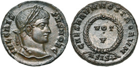 CRISPUS César (317-326), AE follis, 320-321, Siscia. D/ IVL CRISPVS NOB C T. l. à d. R/ CAESARVM NOSTRORVM/ ASIS Dans une couronne de laurier, VOT/ ·...
