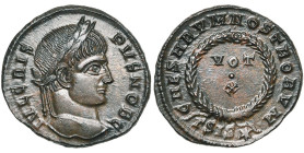 CRISPUS César (317-326), AE follis, 320-321, Siscia. D/ IVL CRIS-PVS NOB C T. l. à d. R/ CAESARVM NOSTRORVM/ ΓSIS Dans une couronne, VOT/ ·/ X. RIC 1...