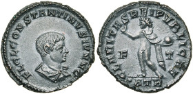 CONSTANTIN II César (317-337), AE follis, 317, Trèves. D/ FL CL CONSTANTINVS IVN NC B. dr., cuir. à d. R/ CLARITAS REI PVBLICAE/ T-F/ ·ATR Sol deb. à ...