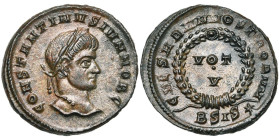 CONSTANTIN II César (317-337), AE follis, 320-321, Siscia. D/ CONSTANTINVS IVN NOB C T. l. à d. R/ CAESARVM NOSTRORVM/ BSIS Dans une couronne, VOT/V....