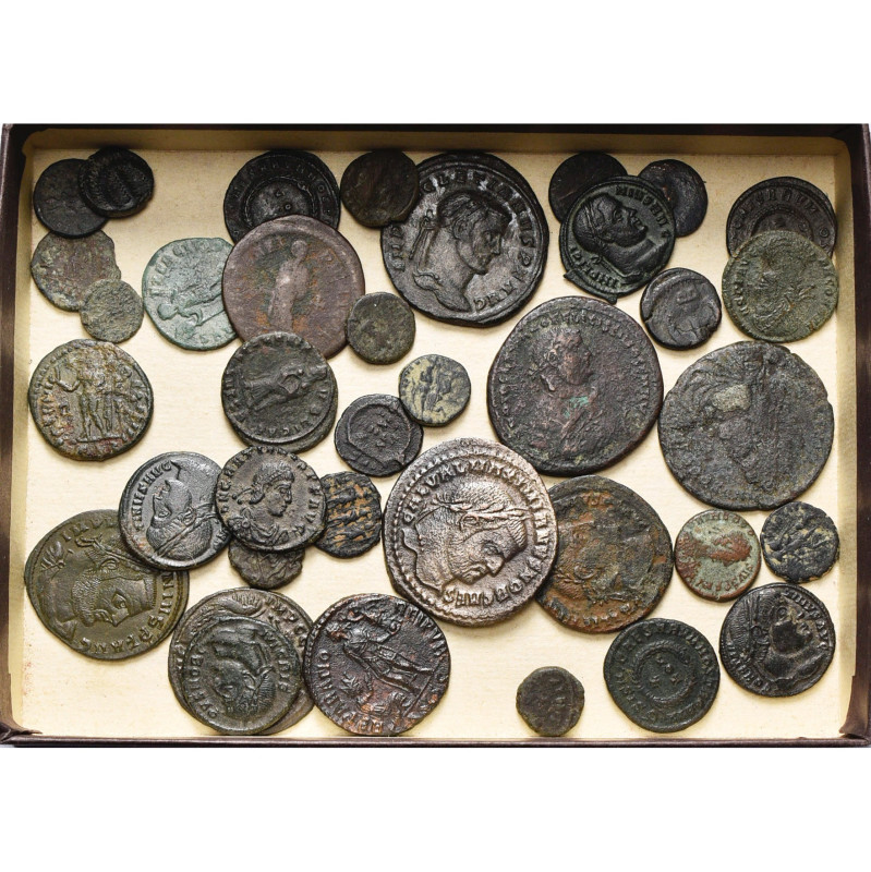 lot de 37 bronzes, dont: Dioclétien, follis, R/ Genius; Maximien Galère, follis,...