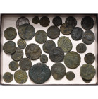 lot de 33 p., dont: Sévère Alexandre, denier, R/ Aequitas; Constantin Ier, follis, R/ Porte de camp (2); Constance II, maiorina, R/ Soldat terrassant ...