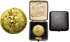 BELGIQUE, médaillon en or offert à sa Majesté Léopold II roi des Belges par le comité Bruxelles-Kermesse. Applique uniface de 50 mm, fixée dans un écr...