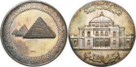EGYPTE, AE argenté médaille, s.d. Assemblée Nationale. D/ Les pyramides de Gizeh. R/ Façade du Parlement. 61 mm.

Superbe (Extremely Fine)