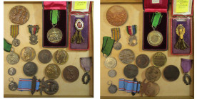 lot de 16 médailles et insignes, dont: Belgique, 1897, Wolfers, Exposition internationale de Bruxelles; décoration de l'Association professionnelle de...