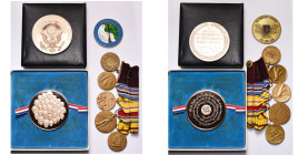 ETATS-UNIS, groupe de 5 médailles montées sur une tringle métallique: Navy Good Conduct Medal (avec 4 étoiles de bronze sur le ruban, attribuée à Davi...