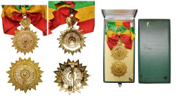 ETHIOPIE, Ordre de l’Étoile d’Éthiopie, ensemble de grand-croix (bijou, écharpe et plaque) en métal doré, 4e type (1941-1974), avec sa rosette pour re...