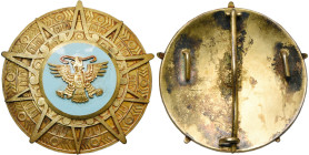 MEXIQUE, Ordre de l’Aigle aztèque, plaque de grand-croix ou de grand officier en métal doré. Griffes sur le bord du médaillon central.

Ordre créé e...