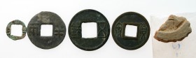 Ancient Chinese lot, Western Han (200 BCE) to Wang Mang (23 CE) (5 pieces, value 40 to 50 CAD)
Western Han dynasty:
• Ban Liang (200-180 BCE), small “...