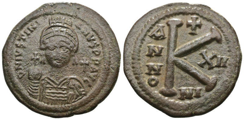 Justinian I. (527-565 AD) Æ 1/2 Follis. Nicomedia. Obv: crowned bust facing hold...