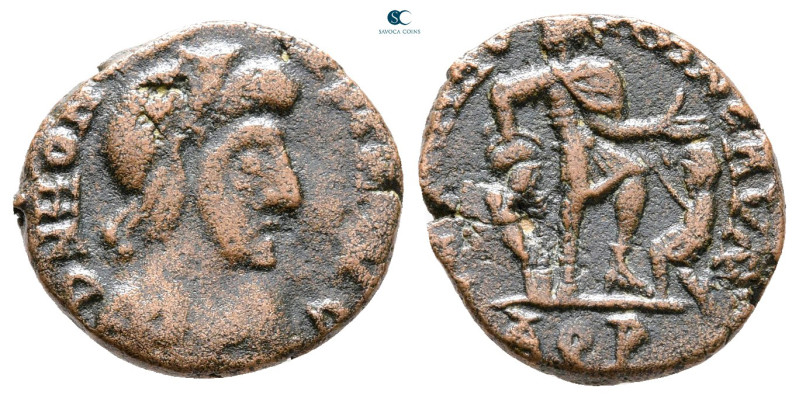 Honorius AD 393-423. Aquileia
Follis Æ

15 mm, 2,26 g



Good Fine