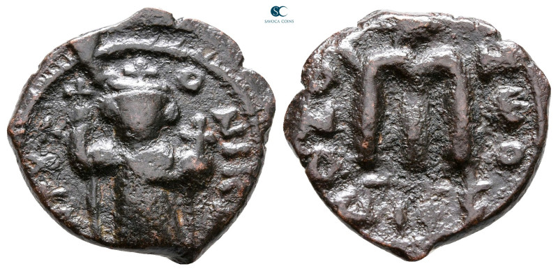 Constans II AD 641-668. Constantinople
Follis or 40 Nummi Æ

21 mm, 4,32 g
...