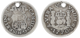 Moneda virreinal. Carlos III. ½ Real. 1770. J.R (José de Vargas y Flor y Raimundo de Yturriaga). Potosí. Anv: Dos mundos coronados en medio de dos col...