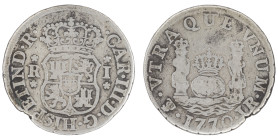 Moneda virreinal. Carlos III. 1 Real. 1770. J.R (José de Vargas y Flor y Raimundo de Yturriaga). Potosí. Anv: Dos mundos coronados en medio de dos col...