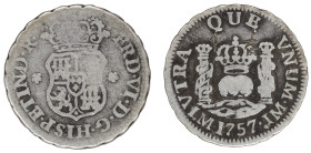 Moneda virreinal. Fernando VI. ½ Real. 1757. J.M (Juan de Villegas y Manuel Iglesia Abarca). Lima. Anv: Dos mundos coronados en medio de dos columnas,...