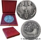 IV REPUBLIC
Type : Médaille, 160e anniversaire du tribunal de commerce de la Seine 
Date : 1952 
Metal : silver plated bronze 
Diameter : 58,5  mm
Eng...