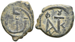 Justin II Æ 5 Nummi. Antioch, AD 569-578. Monogram / Large E, cross to right. MIBE 65a; Sear 386. 2,02g, 13,8mm, 10h.