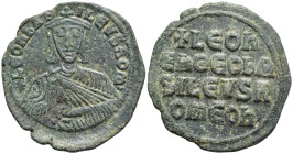 Leo VI 'the Wise' Æ Nummus. Constantinople, AD 886-912. ⧾ LЄOҺ bASILЄVS ROm', crowned bust facing, holding akakia / ⧾ LЄOҺ ЄҺ ΘЄΟ bASILЄVS ROmЄOҺ in f...
