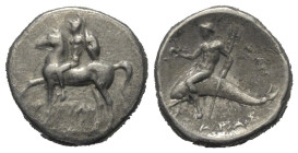 Kalabrien. Tarent.

 Didrachme oder Nomos (Silber). Ca. 272 - 240 v. Chr.
Vs: Krieger zu Pferde mit Schild und Speer nach links reitend; zwischen d...