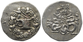 Mysien. Pergamon.

 Cistophor (Silber). Ca. 166 - 67 v. Chr.
Vs: Cista mystica mit halb geöffnetem Deckel, aus der sich eine Schlange herauswindet;...